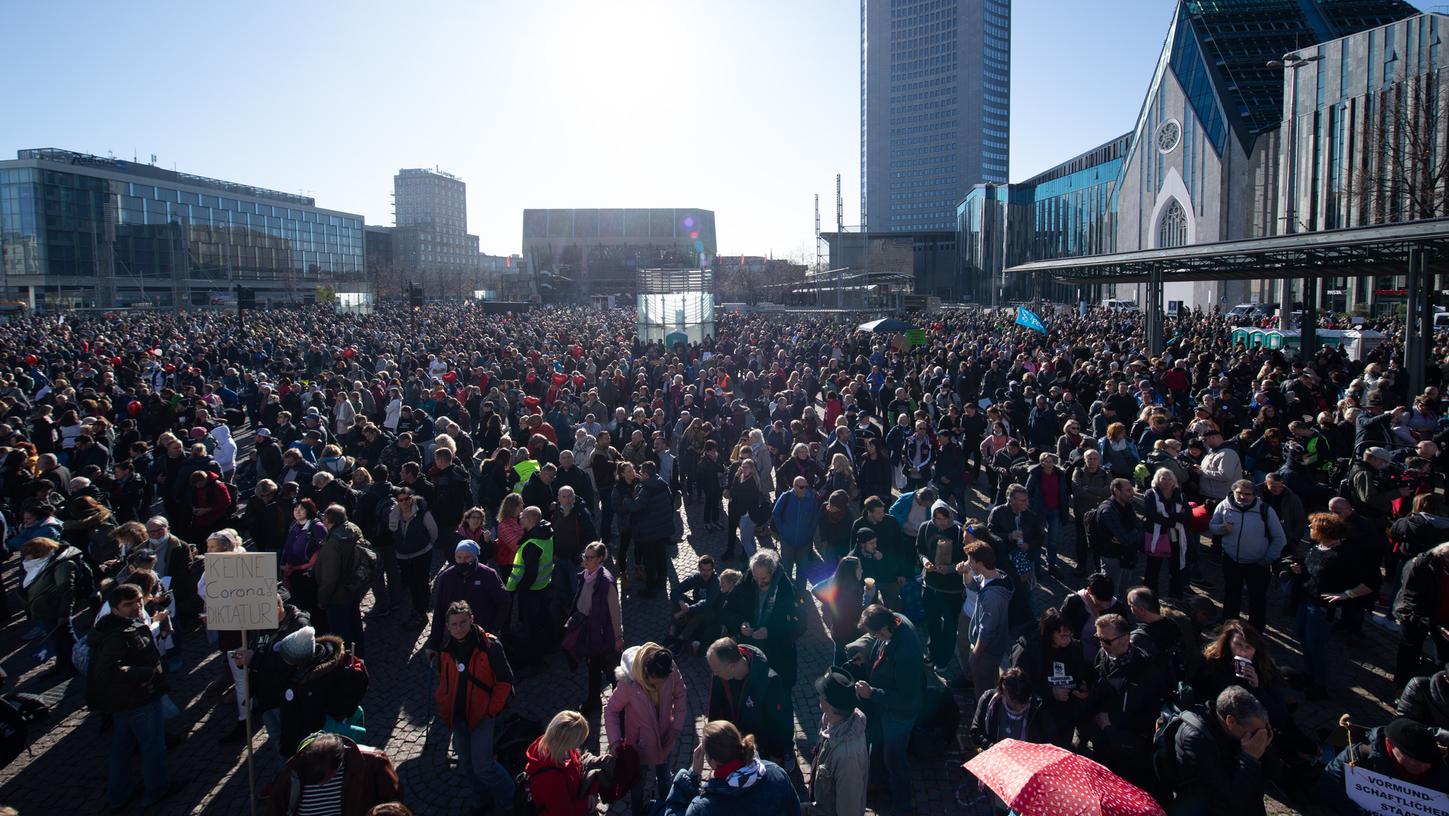 Die Teilnehmer der "Querdenken"-Demonstration versammelten sich am Samstagnachmittag dicht an dicht auf dem Augustusplatz in Leipzig.