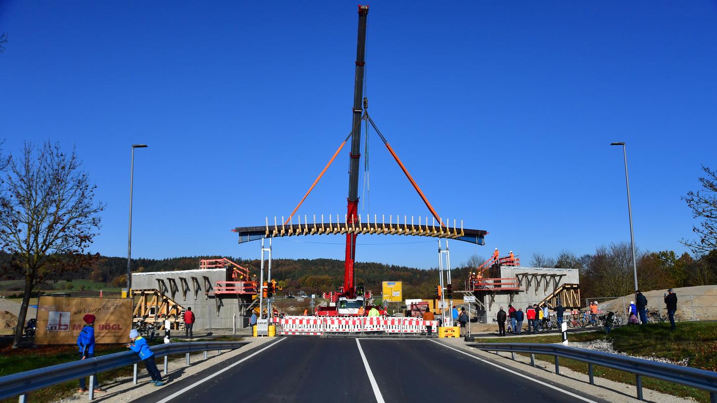 Im November 2020 wurde die Radwegbrücke über die B299 in die Widerlager eingehoben.