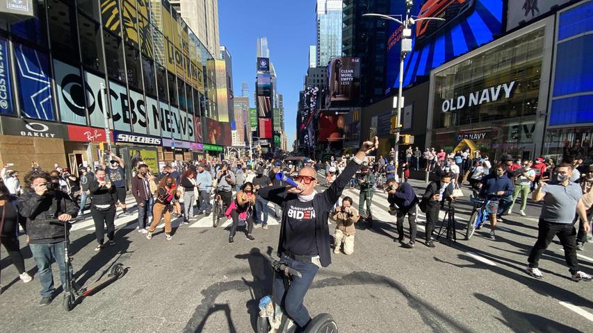Kurz nachdem klar ist, dass Joe Biden der 46. Präsident der USA wird, strömen in mehreren Städten spontan Menschen auf die Straßen und Plätze, um den Sieg des demokratischen Kandidaten zu feiern. In New York strömten die Menschen unter anderem auf dem Times Square spontan zusammen und feierten.