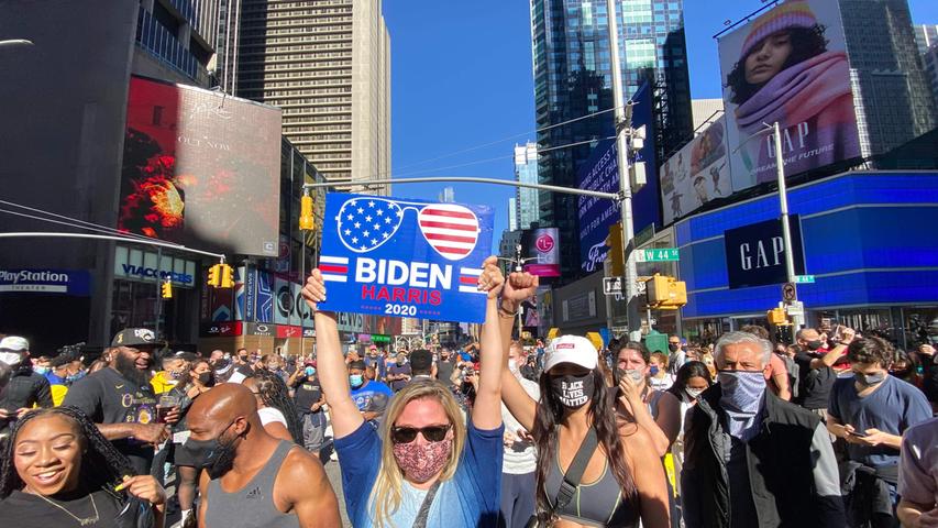 Kurz nachdem klar ist, dass Joe Biden der 46. Präsident der USA wird, strömen in mehreren Städten spontan Menschen auf die Straßen und Plätze, um den Sieg des demokratischen Kandidaten zu feiern. In New York strömten die Menschen unter anderem auf dem Times Square spontan zusammen und feierten.