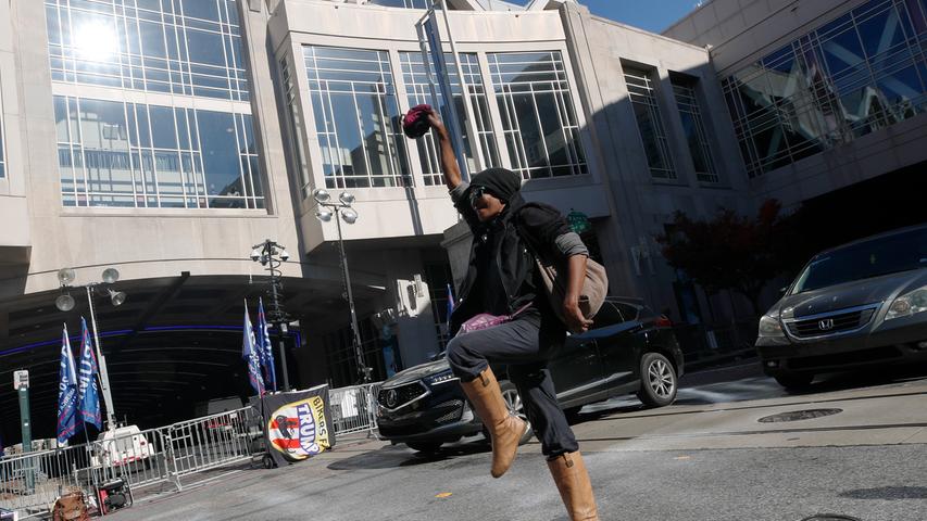 Eine Frau legte vor dem Pennsylvania Convention Center in Philadelphia eine Tanzeinlage ein, um zu feiern, nachdem der Demokrat Joe Biden Präsident Donald Trump besiegt hat