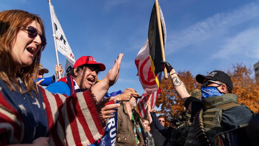 Auch Trump-Anhänger bevölkern die Straßen, hier bei einer Demonstration gegen die Wahlergebnisse in Michigan, wo sie auf Gegendemonstranten trafen. 