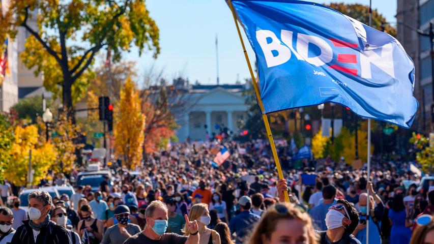 In der Nähe des Weißen Hauses sammelten sich nach Bekanntwerden des Ergebnisses zahlreiche Menschen, um den Sieg von Joe Biden zu feiern.