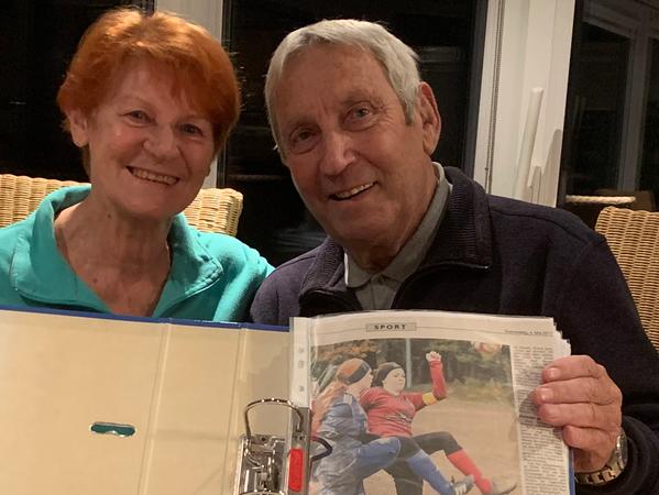 Ohne seine Margarete hätte „Randy“ Maxbauer vermutlich nicht so viele Ordner mit Sportfotos füllen können: Sie erklärte ihm die Kamera und bediente später den PC. Ohne seine Margarete hätte „Randy“ Maxbauer vermutlich nicht so viele Ordner mit Sportfotos füllen können: Sie erklärte ihm die Kamera und bediente später den PC.