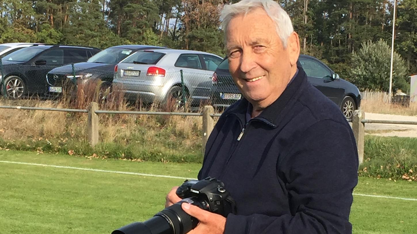 So kannten ihn die Fans auf den Fußballplätzen des Landkreises: Doch nun hat Rudolf „Randy“ Maxbauer die Kamera zur Seite gelegt und seinem Sohn vermacht. So kannten ihn die Fans auf den Fußballplätzen des Landkreises: Doch nun hat Rudolf „Randy“ Maxbauer die Kamera zur Seite gelegt und seinem Sohn vermacht.