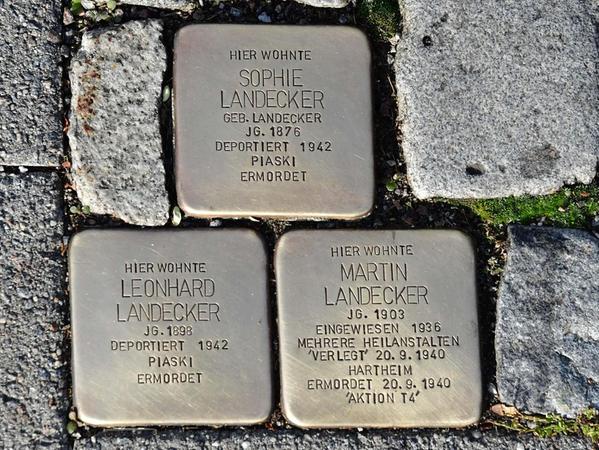 Die Initiative Stolpersteine betreut derzeit 37 dieser Gedenksteine, die in Neumarkt und in Sulzbürg verlegt sind. 