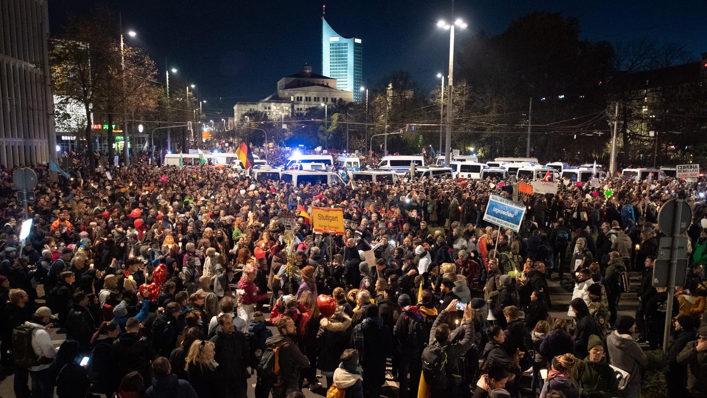 Tausende Menschen blieben in Leipzig nach der Aufforderung der Polizei, die Versammlung aufzulösen stehen und demonstrierten bis in den Abend weiter. 