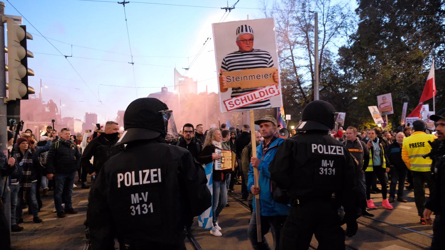 20.000 Menschen nahmen an der "Querdenker"-Demo in Leipzig teil - die meisten von ihnen ohne Mund-Nasen-Schutz.