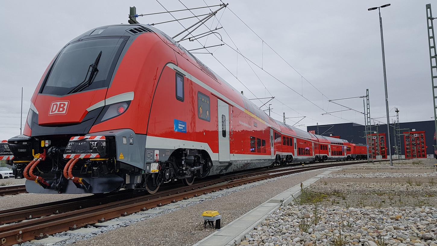 Die unendliche Reise hat ein Ende. Zwischen Nürnberg und München sollen ab Mitte Dezember die neuen Fahrzeuge des tschechischen Herstellers Skoda fahren. Sie bieten deutlich mehr Platz als die bisher eingesetzten IC-Garnituren.
Die unendliche Reise hat ein Ende. Zwischen Nürnberg und München sollen ab Mitte Dezember die neuen Fahrzeuge des tschechischen Herstellers Skoda fahren. Sie bieten deutlich mehr Platz als die bisher eingesetzten IC-Garnituren.
