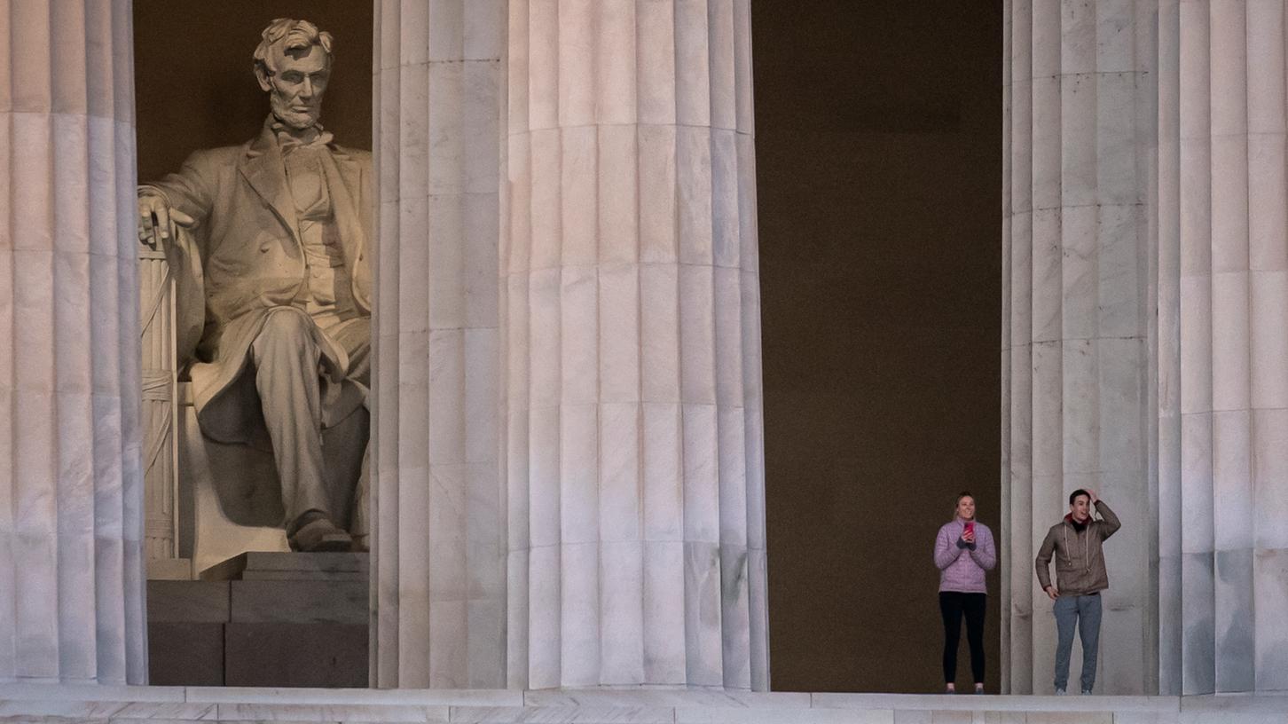 Zwei Personen besuchen nach der Wahl in des USA das Lincoln Memorial im Herzen von Washington D.C:. Was hätte wohl Abraham Lincoln zum Gezerre um das Präsidentenamt gesagt?