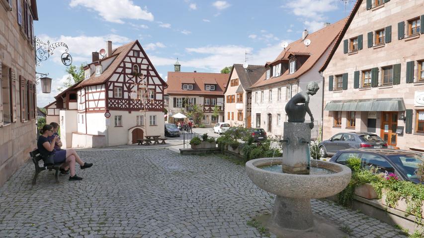 Der Cadolzburger Marktplatz mit Brunnen und dem Blick Richtung Burg.