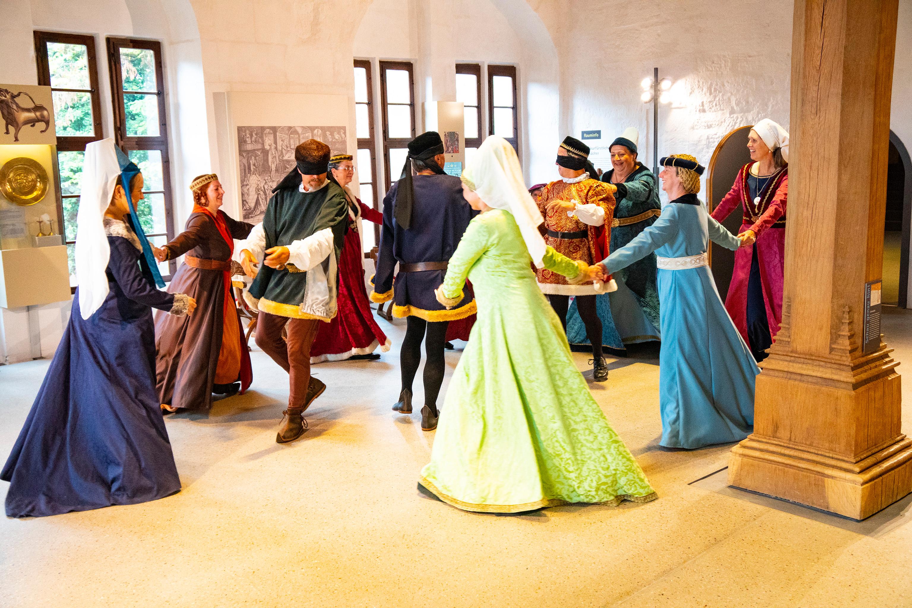 Die Nürnberger Schembart Gesellschaft zeigte auf der Cadolzburg historische Tänze zum Mitmachen, unterstützt von den Musikern von „Wild Violet“ aus Landau an der Isar.