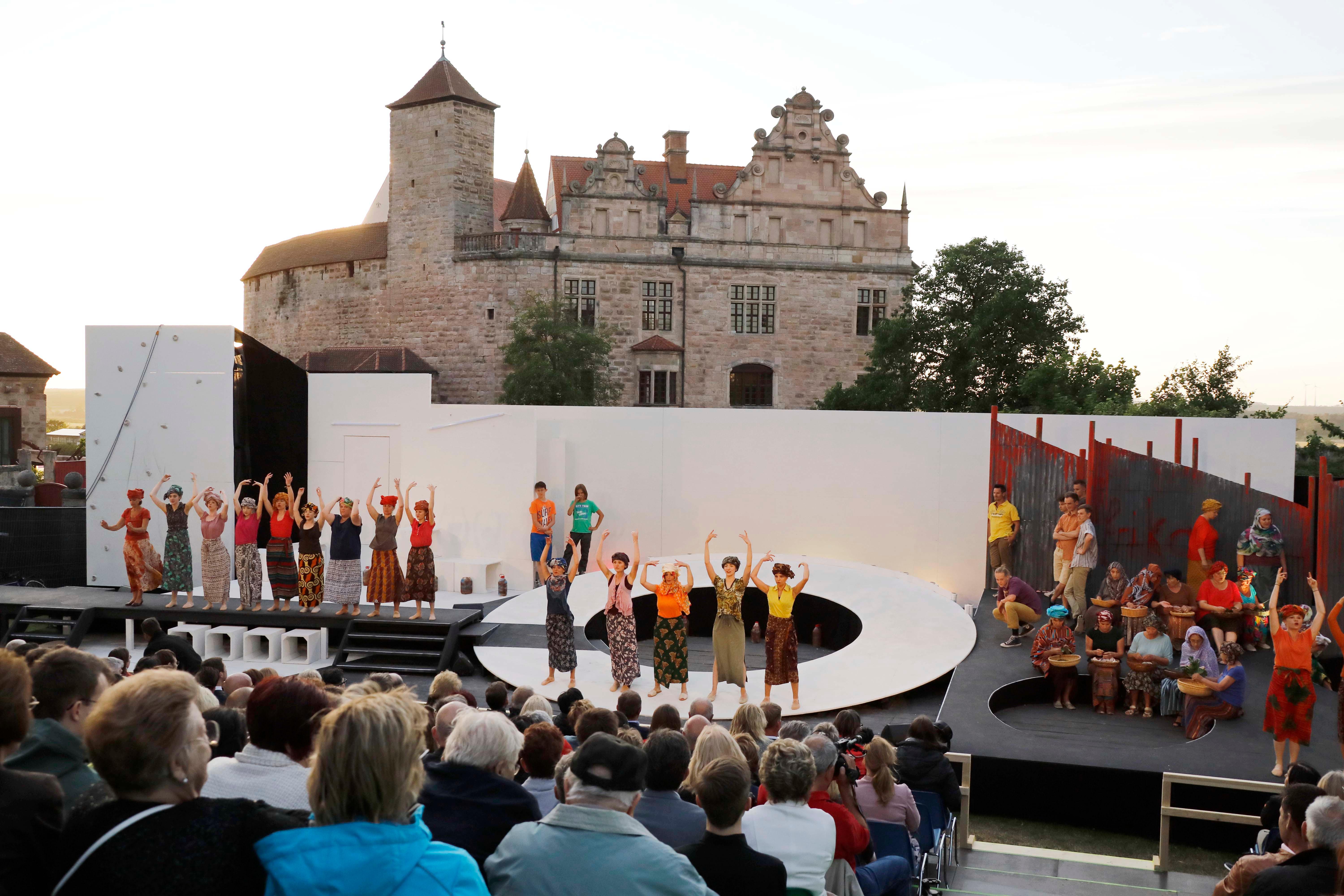Der Vorhof der Cadolzburg wird regelmäßig zur Freilichtbühne für die Aufführungen von Musicals aus der Feder des  Gonnersdorfer Landwirts und Autors Fritz Stiegler, hier die Premiere von Nisha.