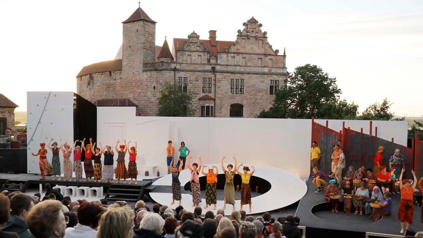 Der Vorhof der Cadolzburg wird regelmäßig zur Freilichtbühne für die Aufführungen von Musicals aus der Feder des  Gonnersdorfer Landwirts und Autors Fritz Stiegler, hier die Premiere von Nisha.