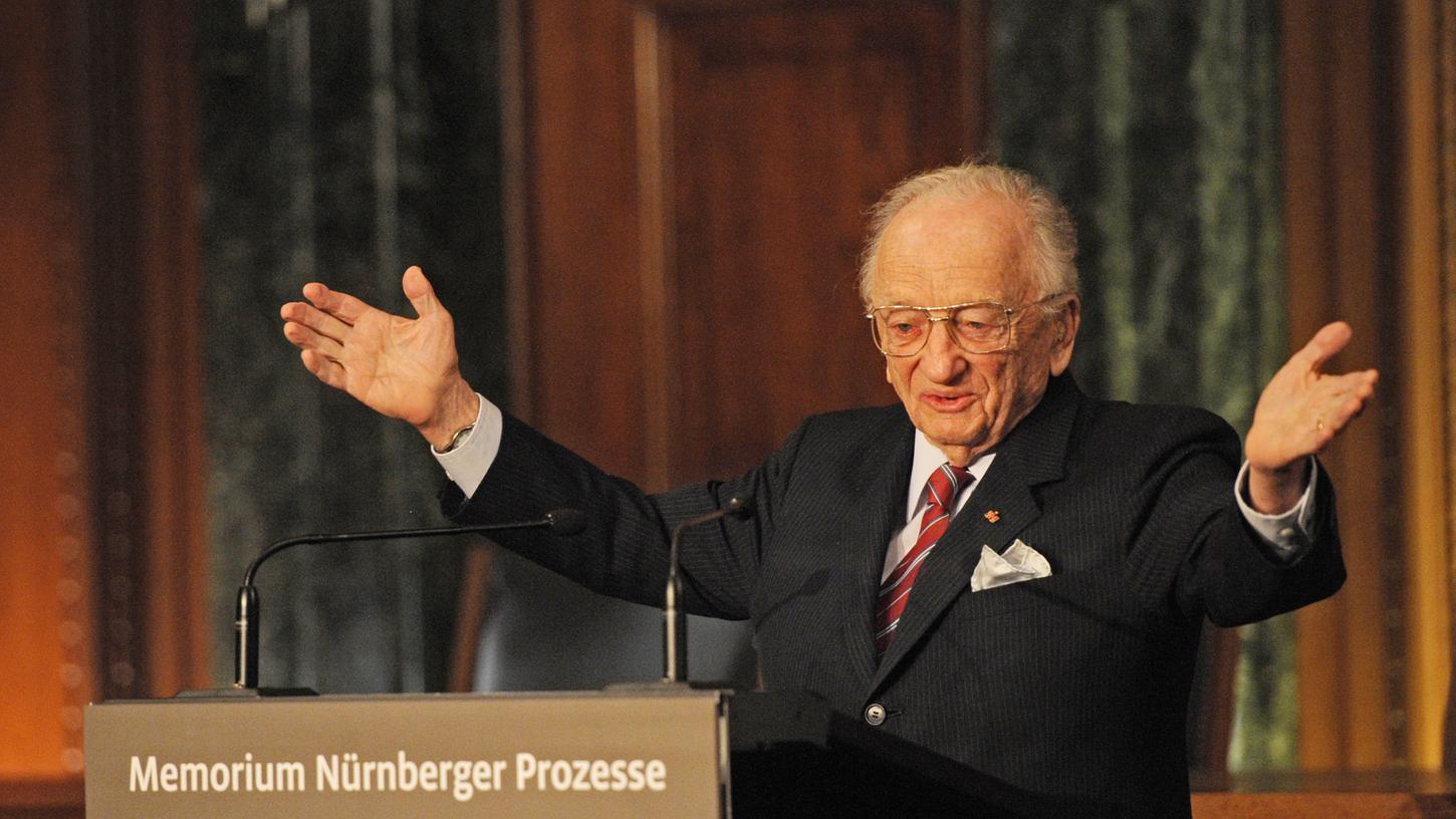 Ben Ferencz, der letzte noch lebende Chefankläger, 2010 bei der Eröffnung des Memorium Nürnberger Prozesse. Zu seinem 100. Geburtstag erscheint ein Buch über sein bewegtes Leben und seinen unermüdlichen Kampf für Gerechtigkeit und Frieden in der Welt.
Ben Ferencz, der letzte noch lebende Chefankläger, 2010 bei der Eröffnung des Memorium Nürnberger Prozesse. Zu seinem 100. Geburtstag erscheint ein Buch über sein bewegtes Leben und seinen unermüdlichen Kampf für Gerechtigkeit und Frieden in der Welt.