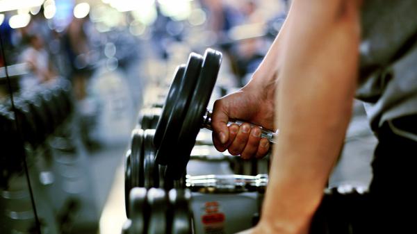 Aktuell gilt in bayerischen Fitnessstudios die 2G Plus-Regelung, doch mit ein paar Hanteln oder Fitnessbändern kann jeder auch zu Hause selbst etwas tun. Wenn man sich denn überwinden kann. Ein Experte hat im Interview verraten, wie das am Besten klappt. Den Artikel dazu finden Sie hier.