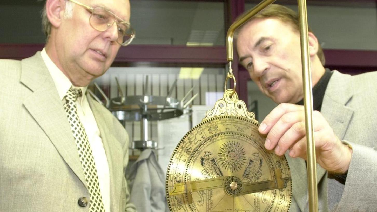 Der Informatiker Franz Wolf und Günther Görz, Professor am Internationales Kolleg für Geisteswissenschaftliche Forschung, begutachteten ein Astrolabium.