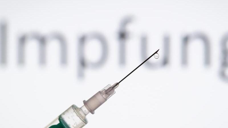 Deutschlandweit war der Impfstart gegen das Coronavirus am 27. Dezember. Nun erntet die Bundesregierung schon Kritik.
