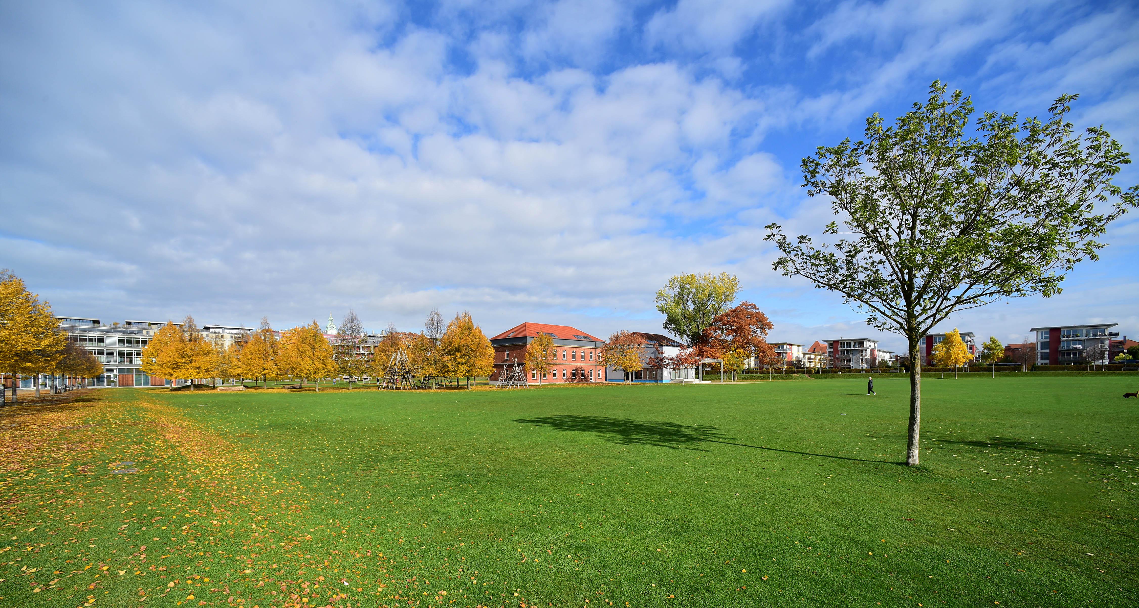 Ein Blick in den Südstadtpark mit Musikschule und Kopfbau der ehemaligen Kaserne im Hintergrund...