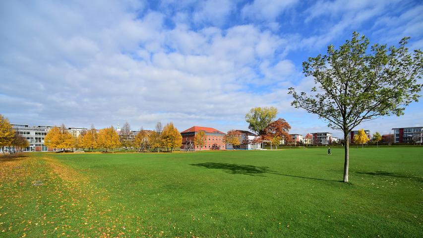 Ein Blick in den Südstadtpark mit Musikschule und Kopfbau der ehemaligen Kaserne im Hintergrund...
