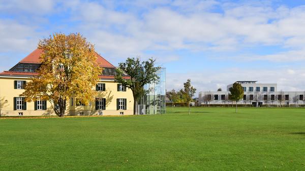 Die ehemalige Schickedanz-Villa im Südstadtpark, heute Sitz der Wilhelm-Löhe-Hochschule (WLH). Rechts im Bild ist ein Teil des modernen WLH-Neubaus am Rand des Parks zu sehen.