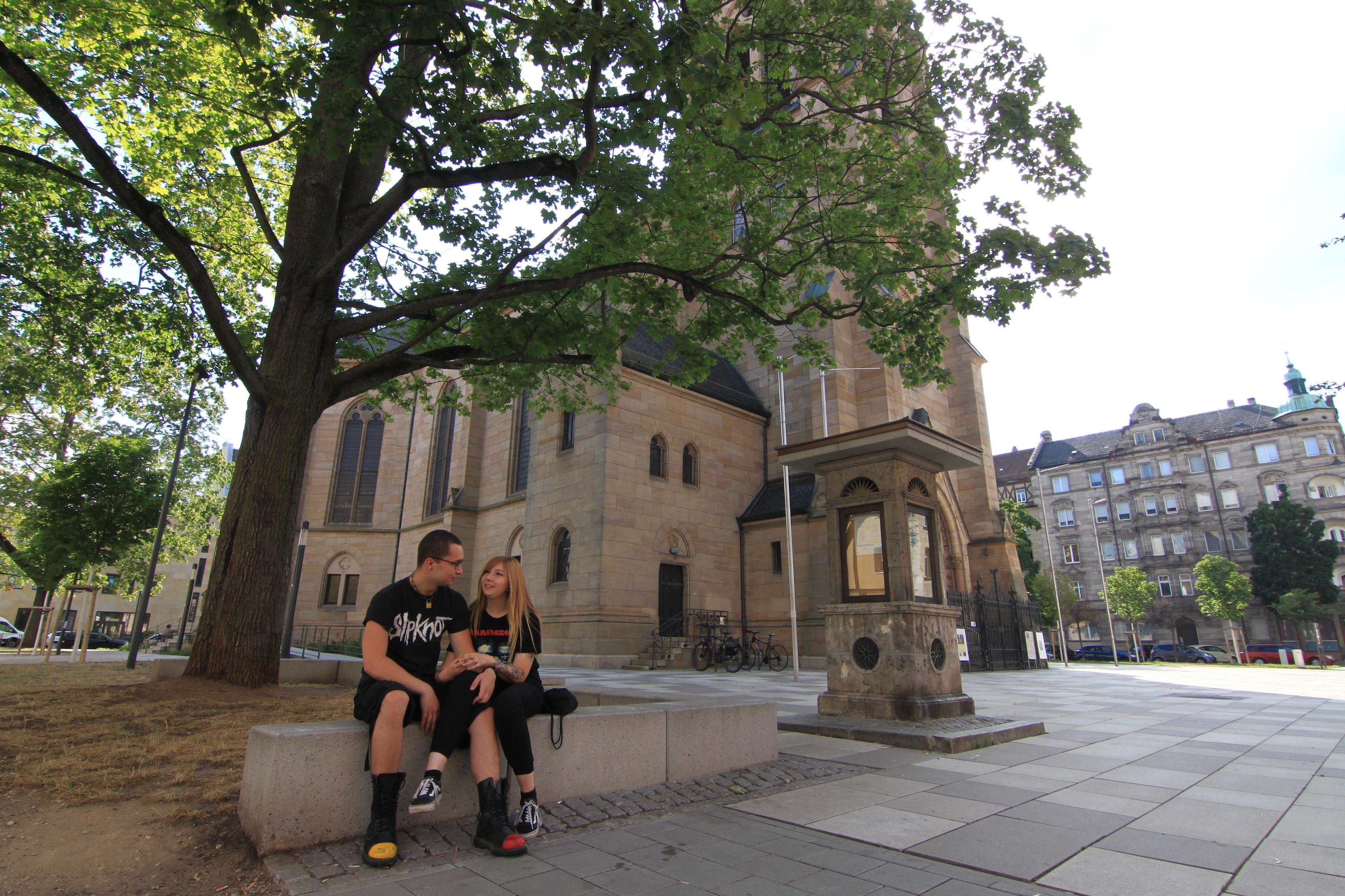 Der Martin-Luther-Platz vor der Paulskirche, die 1897 bis 1900 erbaut wurde und...