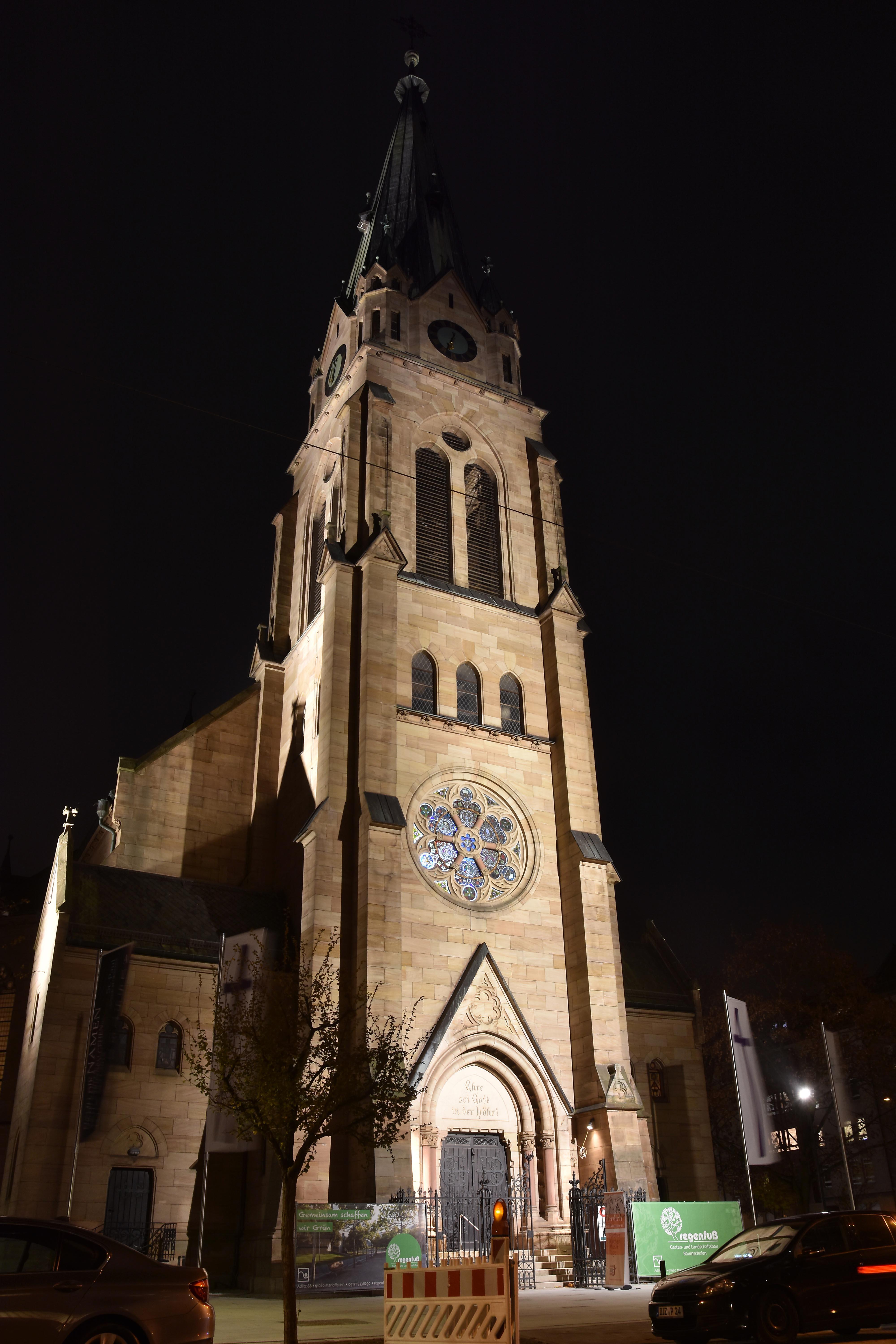 ...den mit seinen fast 70 Metern höchsten Kirchturm in Fürth hat.