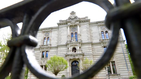 Das prächtige Logenhaus in der Dambacher Straße, wurde 1890/91 im Stil des Historismus erbaut und ist Sitz der Freimaurerloge zur Wahrheit und Freundschaft.
