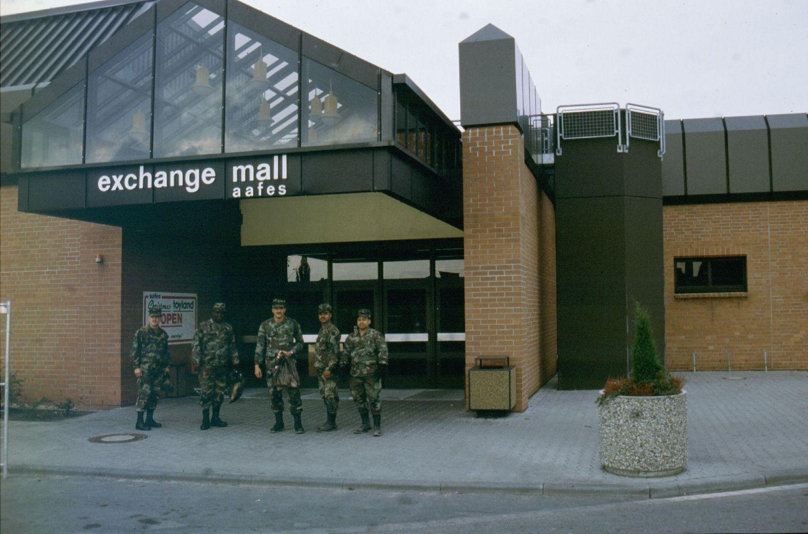 Ein Blick zurück: Dort, wo heute Decathlon Sportartikel verkauft, sowie im Areal gegenüber befand sich während der Zeit der US-Armee in der Südstadt das Einkaufszentrum für die Truppenangehörigen.