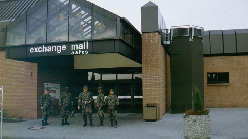 Ein Blick zurück: Dort, wo heute Decathlon Sportartikel verkauft, sowie im Areal gegenüber befand sich während der Zeit der US-Armee in der Südstadt das Einkaufszentrum für die Truppenangehörigen.
