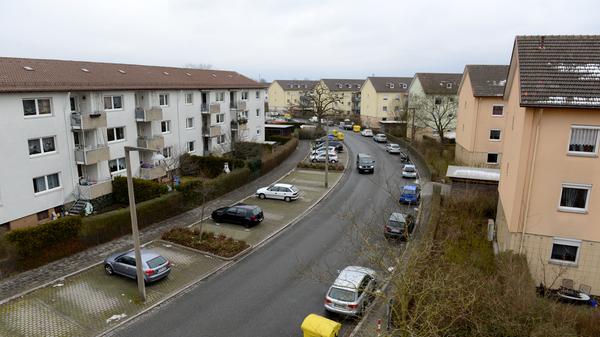 Und ein Blick in die Kalb-Siedlung, die ehemalige Kalb Housing Area, in der die amerikanischen Soldaten mit ihren Familien lebten. Nach dem Abzug der US-Truppen fielen die Wohnungen an die städtische WBG in Fürth, die sie sanierte, vermietete und teils als Eigentumswohnungen verkaufte.