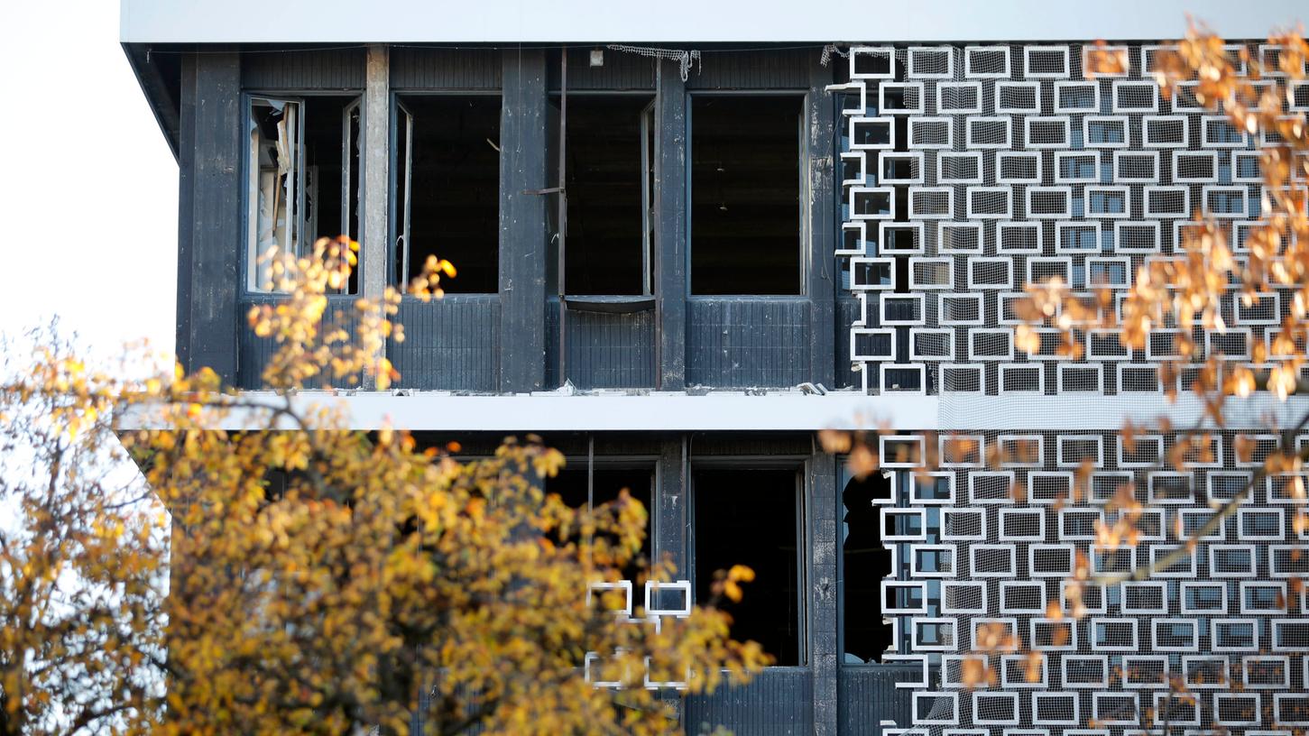 Ein großer Teil der einst archtektonisch bewunderten Fassade des ehemaligen Ein großer Teil der einst archtektonisch bewunderten Fassade des ehemaligen