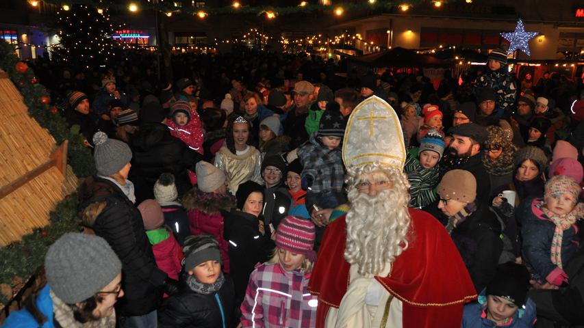 Ein Höhepunkt des Weihnachtsmarkts in Postbauer-Heng, ist es, wenn Christkind und Nikolaus die Kinder beschenken. 