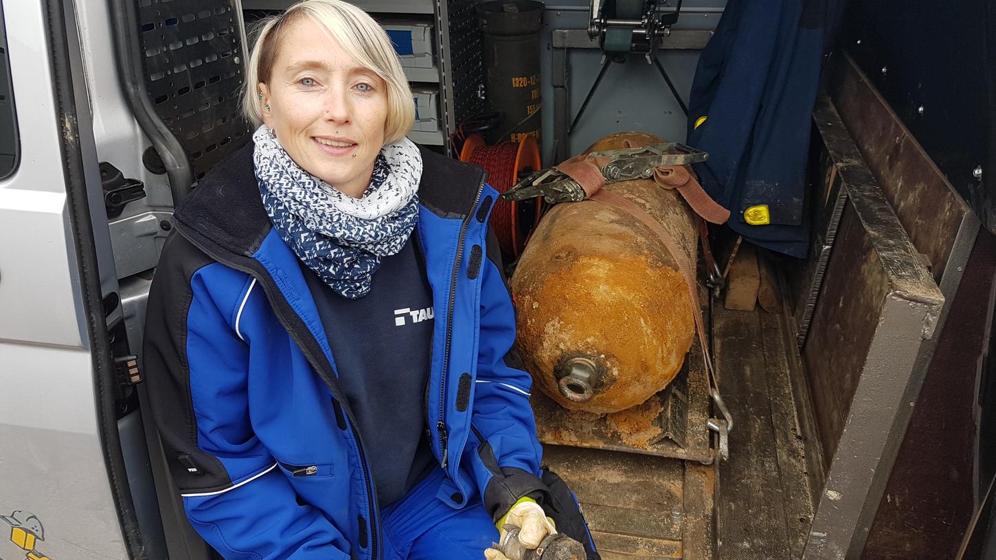 Sprengmeisterin Bettina Jurga mit einer 250-Kilo-Fliegerbombe aus dem Zweiten Weltkrieg. Die Expertin entschärfte diesen Blindgänger am 28. Oktober 2020 mit ihrem Kollegen Tobias Oelsner auf dem Baugebiet an der Brunecker Straße in Nürnberg.