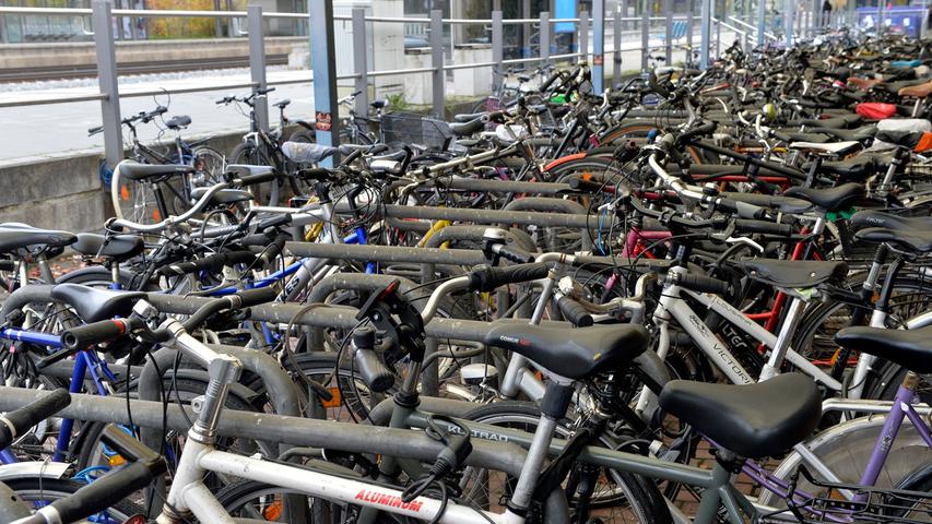 Ein Drittel des Verkehrsaufkommens in Erlangen wird mit dem Fahrrad erledigt. Auch deshalb steht an bestimmten Punkten wie dem Bahnhof eine immer größere Anzahl der Drahtesel.