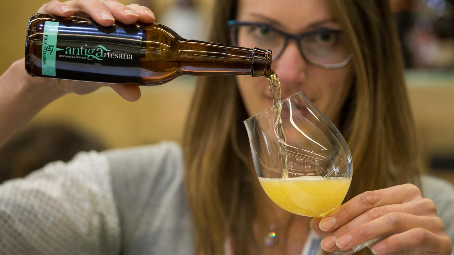 Von unabhängigen Brauern in kleinen Mengen angefertigt, oft mit speziellen Hopfennoten: "Craft Beer" ist bei den Konsumenten beliebt. Von unabhängigen Brauern in kleinen Mengen angefertigt, oft mit speziellen Hopfennoten: "Craft Beer" ist bei den Konsumenten beliebt.