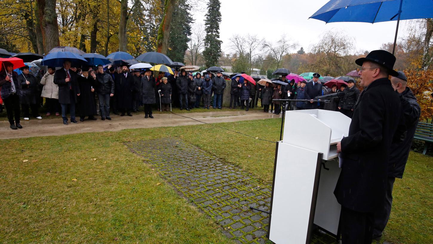 In den vergangenen Jahren gedachte Ex-Oberbürgermeister Ulrich Maly mit zahlreichen Menschen der Opfer der Reichspogromnacht. In diesem Jahr geht das wegen der Corona-Pandemie nicht. In den vergangenen Jahren gedachte Ex-Oberbürgermeister Ulrich Maly mit zahlreichen Menschen der Opfer der Reichspogromnacht. In diesem Jahr geht das wegen der Corona-Pandemie nicht.