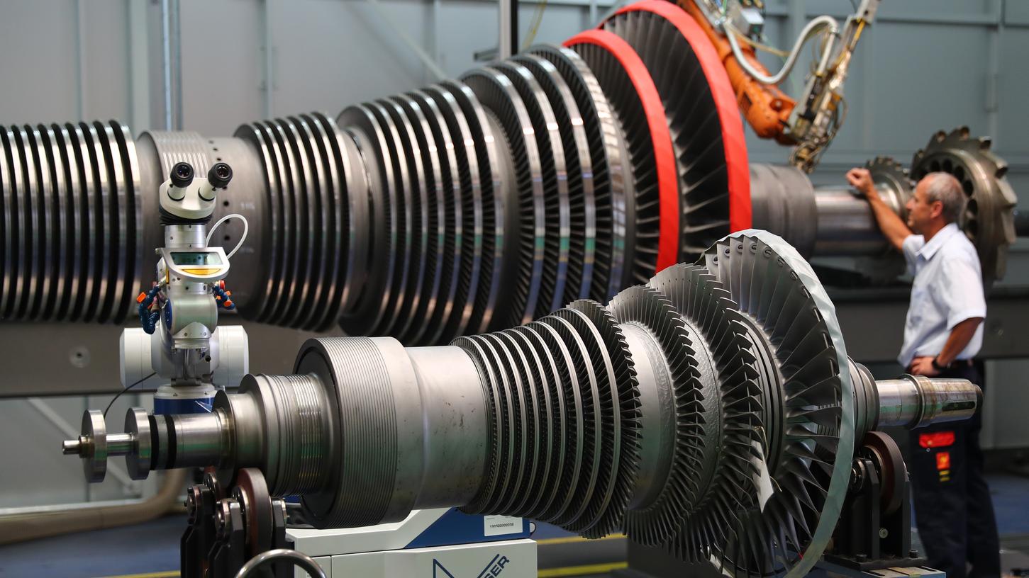 Eine offengelegte Dampfturbine liegt zur Wartung im Siemens-Werk für Dampfturbinen-Service in Nürnberg.