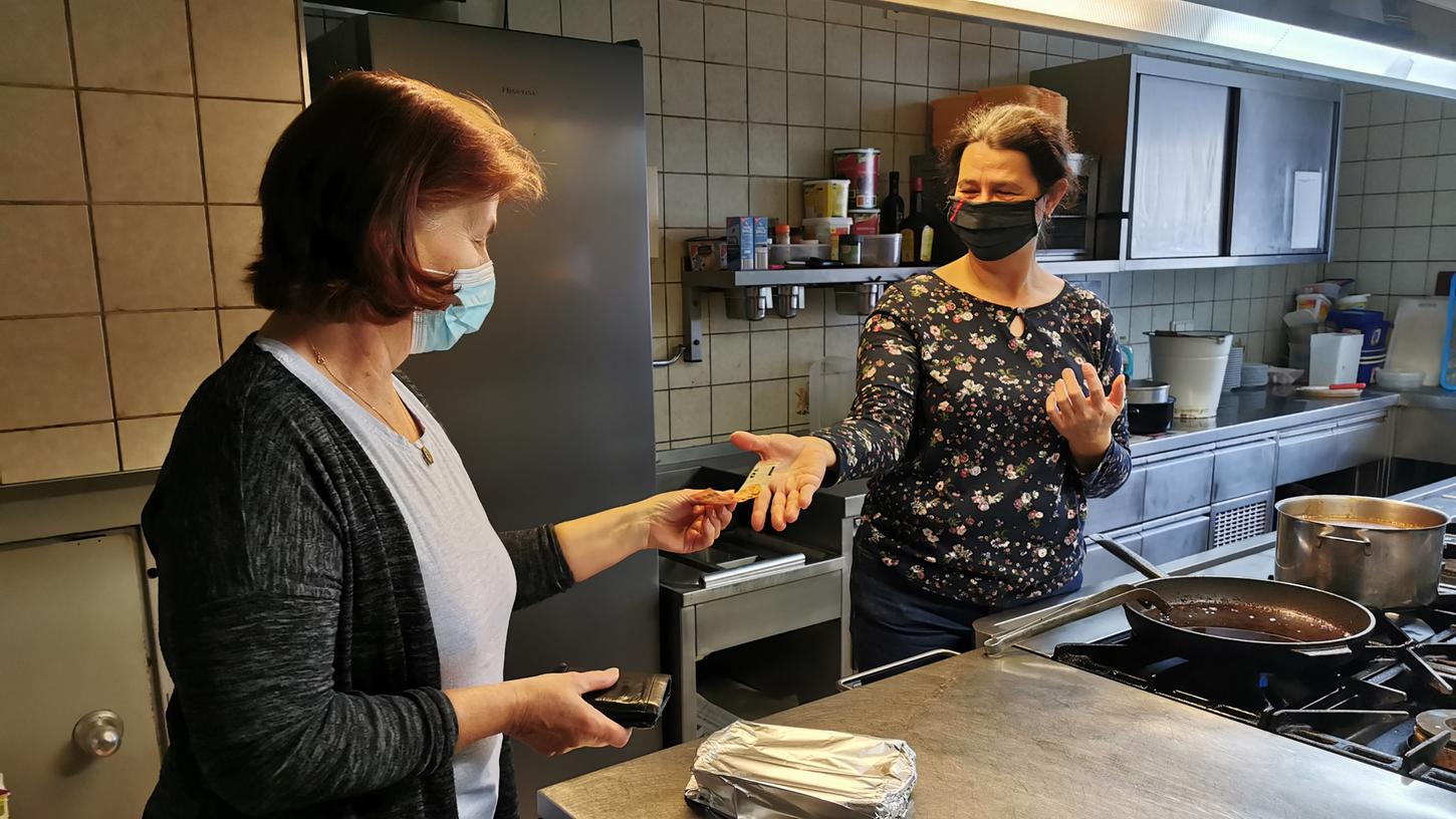  Eine Kundin übergibt Wirtin Sandra Hetzner aus Unterwurmbach das Geld für ihr bestelltes Essen.