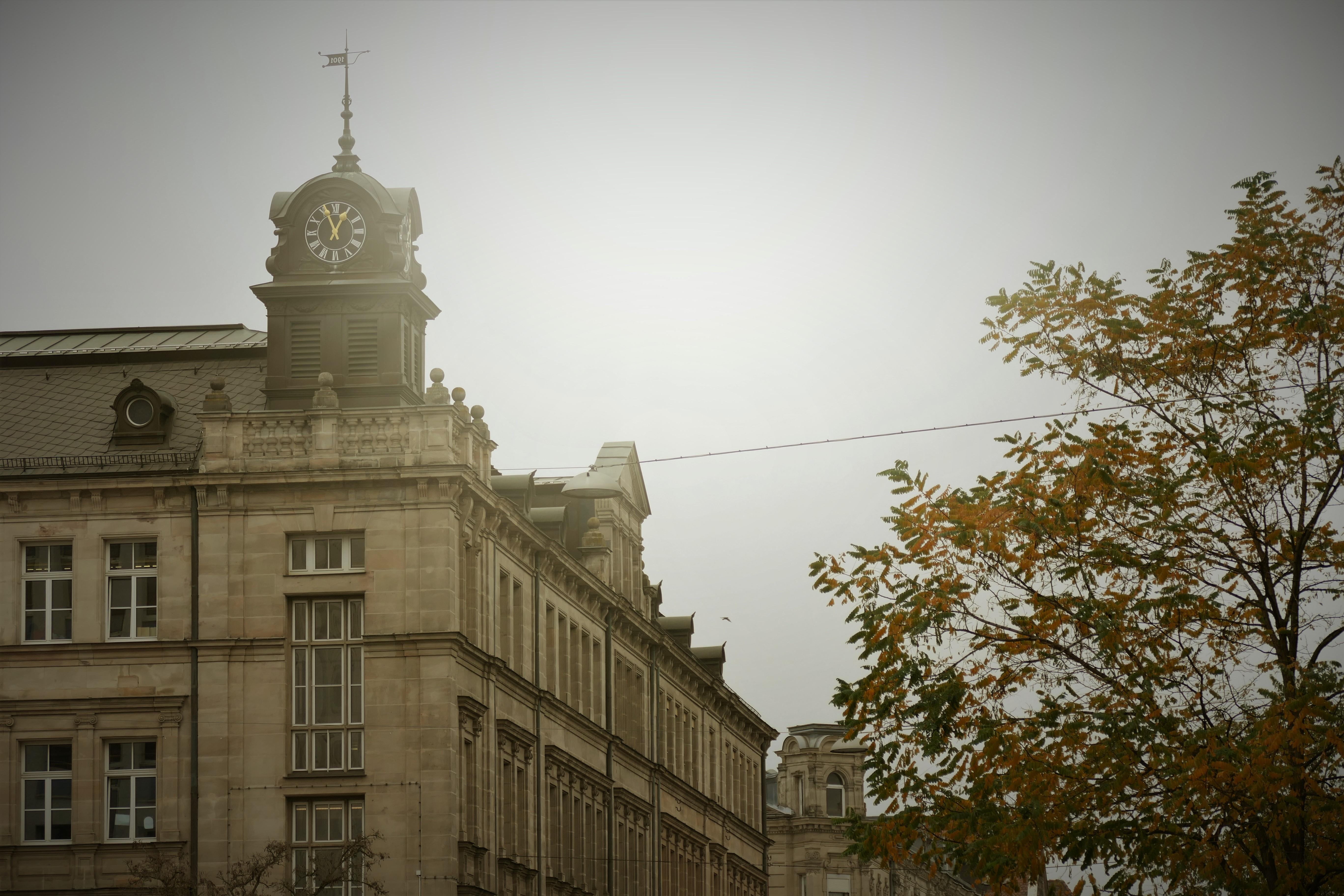 Das Schulhaus an der Schwabacher Straße/Ecke Amalienstraße fällt vor allem wegen seines markanten Uhrenturms ins Auge.