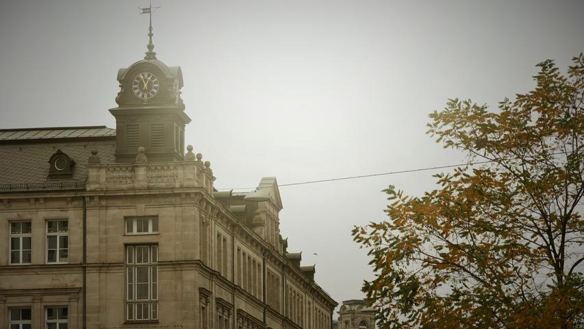 Das Schulhaus an der Schwabacher Straße/Ecke Amalienstraße fällt vor allem wegen seines markanten Uhrenturms ins Auge.
