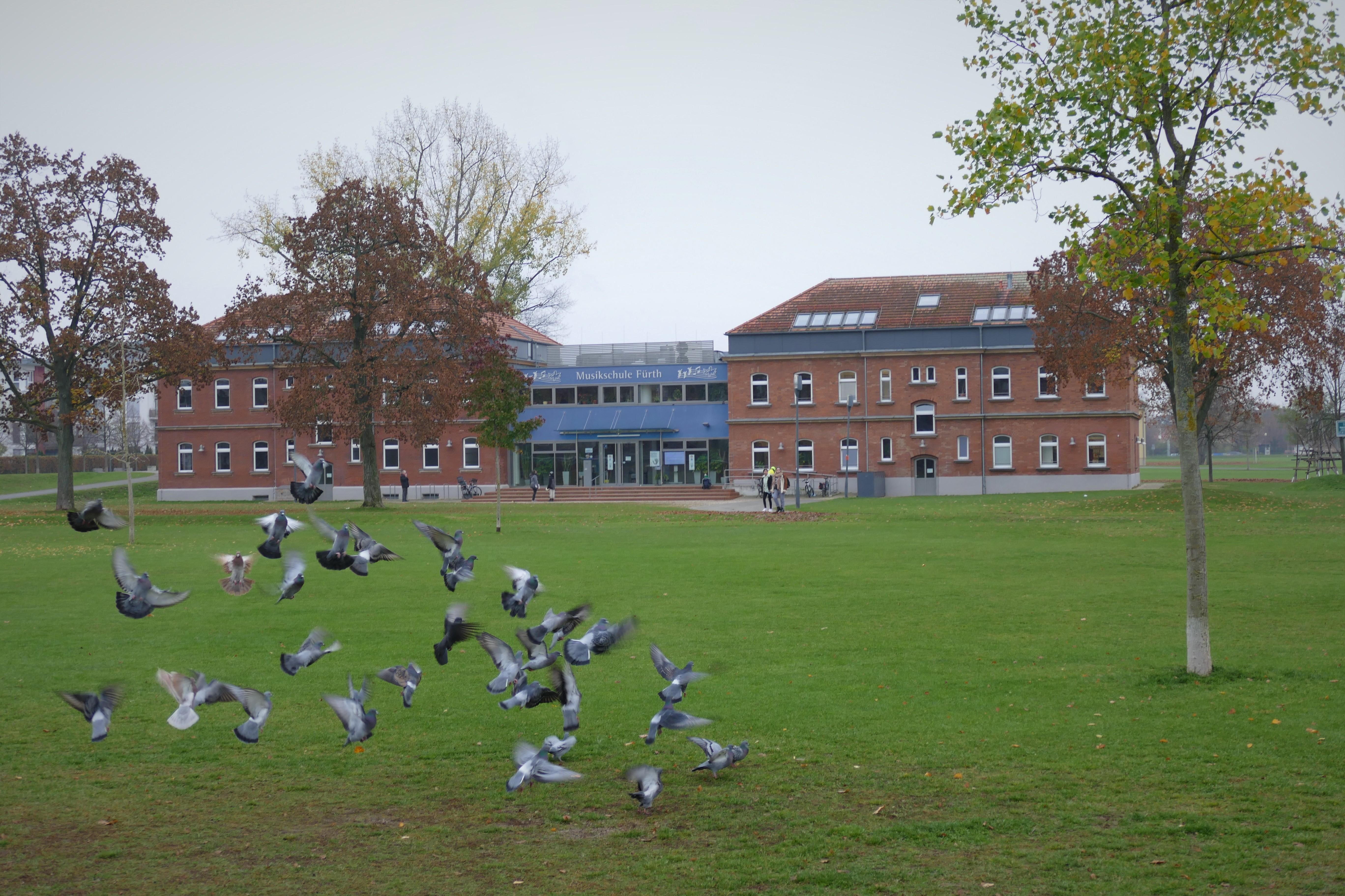 ...und hier zur Musikschule, untergebracht in einem ehemaligen Kasernengebäude.