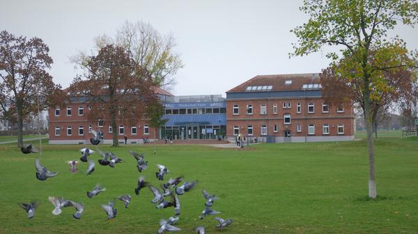 ...und hier zur Musikschule, untergebracht in einem ehemaligen Kasernengebäude.