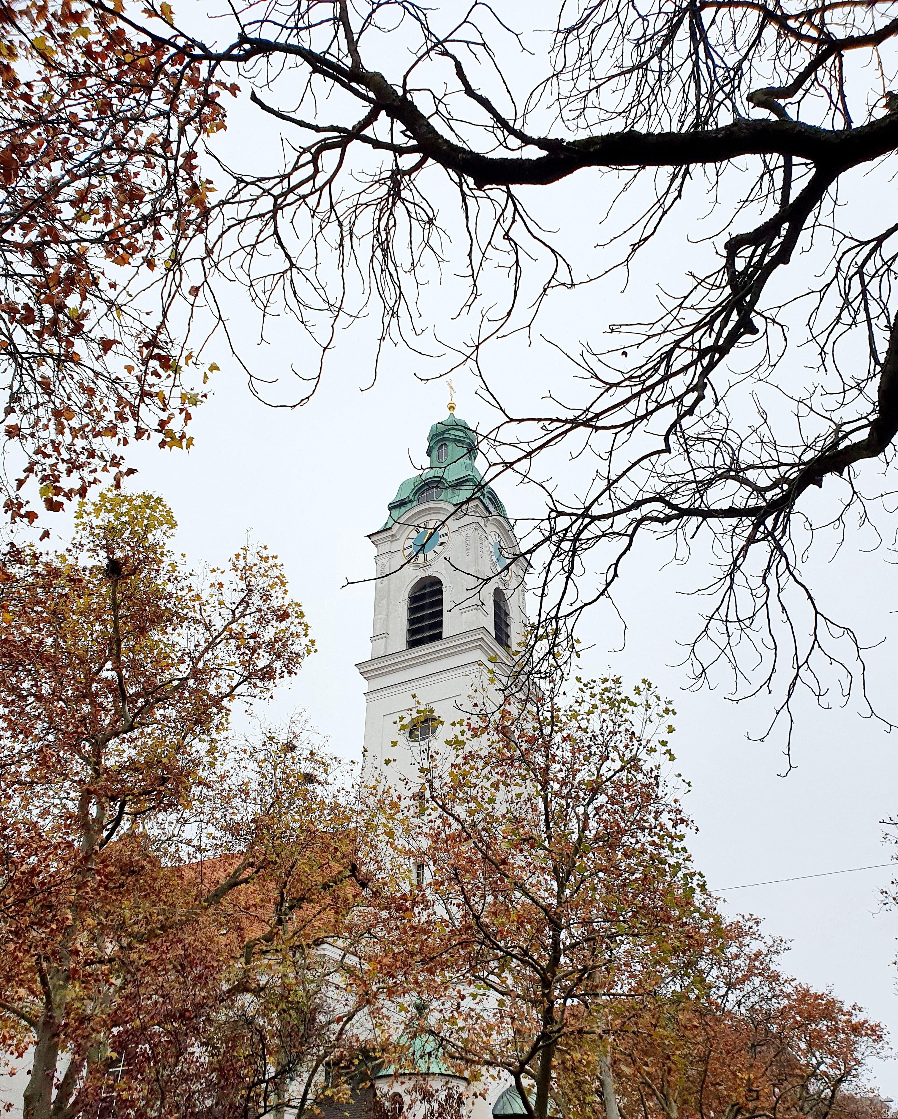 Die Heinrichskirche, Fürths zweites katholisches Gotteshaus, wurde an der Frauenstraße von 1908 bis 1910 im neubarocken Stil erbaut.