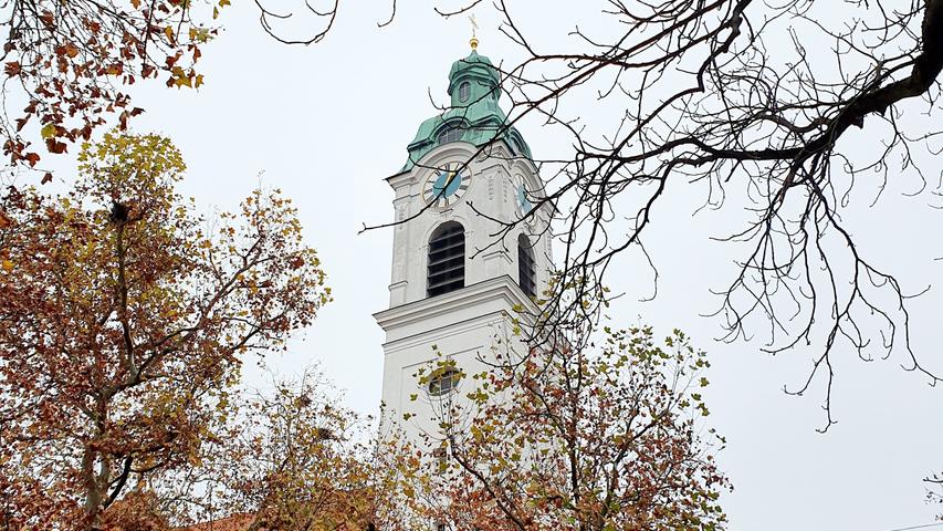 Die Heinrichskirche, Fürths zweites katholisches Gotteshaus, wurde an der Frauenstraße von 1908 bis 1910 im neubarocken Stil erbaut.