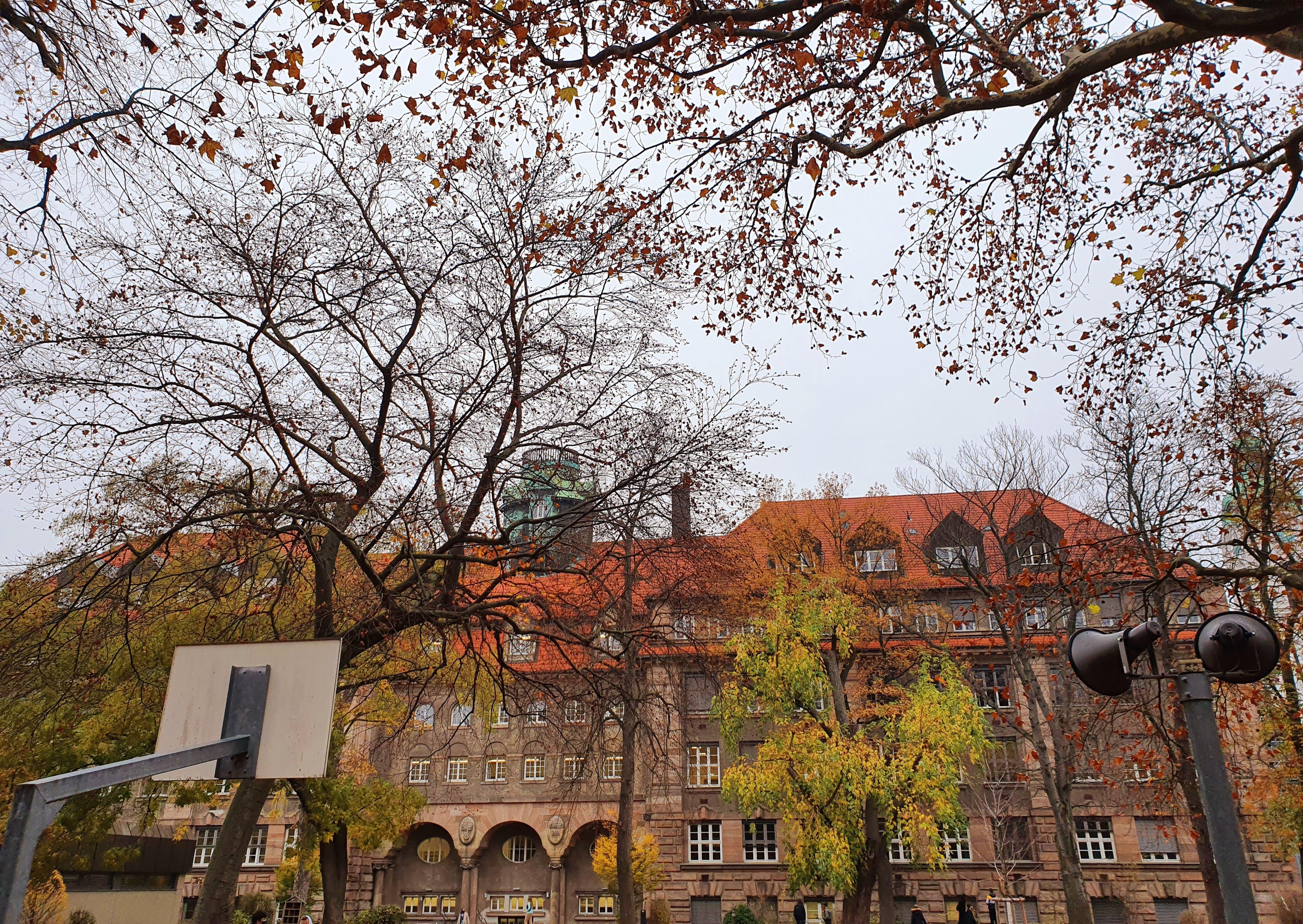 Das Hardenberg-Gymnasium, vormals Königliche Oberrealschule Fürth, wurde 1911 und 1912 im Stil des Historismus erbaut.