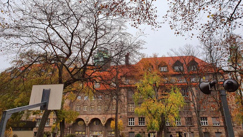 Das Hardenberg-Gymnasium, vormals Königliche Oberrealschule Fürth, wurde 1911 und 1912 im Stil des Historismus erbaut.