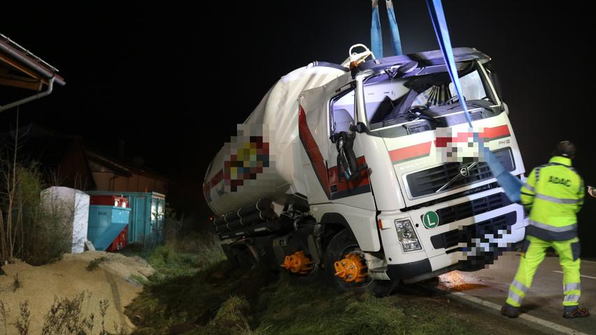 Ansbach: Lastwagen fährt in Böschung und kippt zur Seite