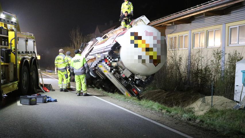 Ansbach: Lastwagen fährt in Böschung und kippt zur Seite 