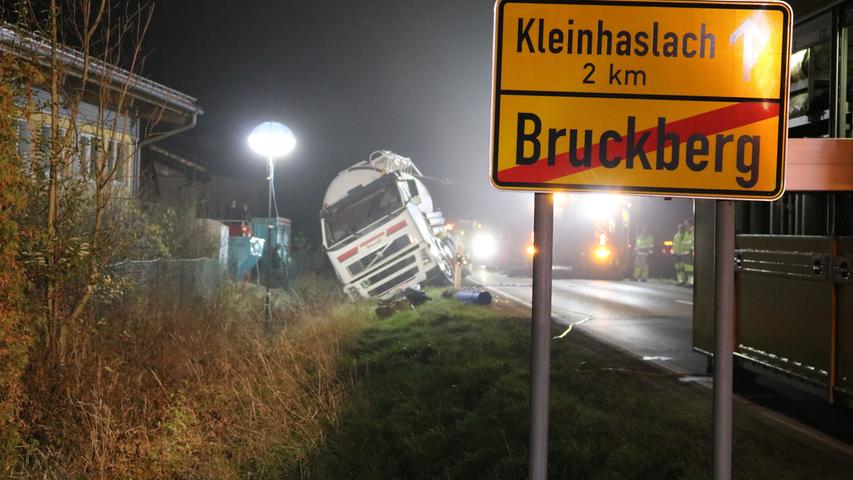 Ansbach: Lastwagen fährt in Böschung und kippt zur Seite 